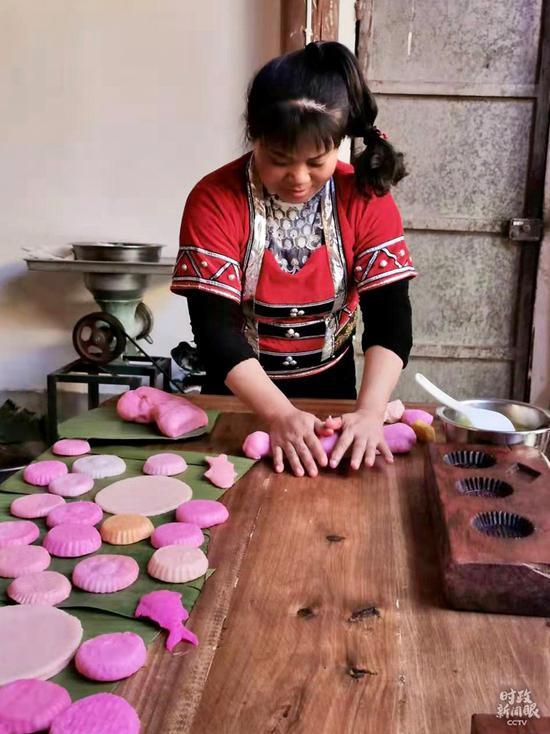 △李发顺一家正在制作节日传统食品大米粑粑。(总台央视记者史伟、央广记者马喆拍摄)