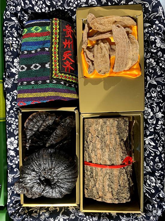 △贵州三宝,右上为天麻,下方划分是灵芝、杜仲。(总台央视记者王鹏飞拍摄)