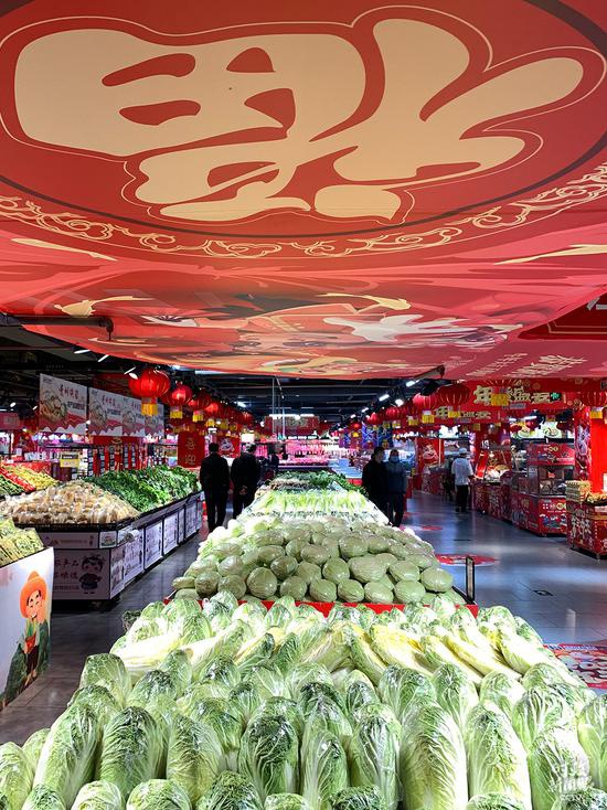 △超市内“福分”与“年味儿”十足(总台央视记者章猛拍摄)