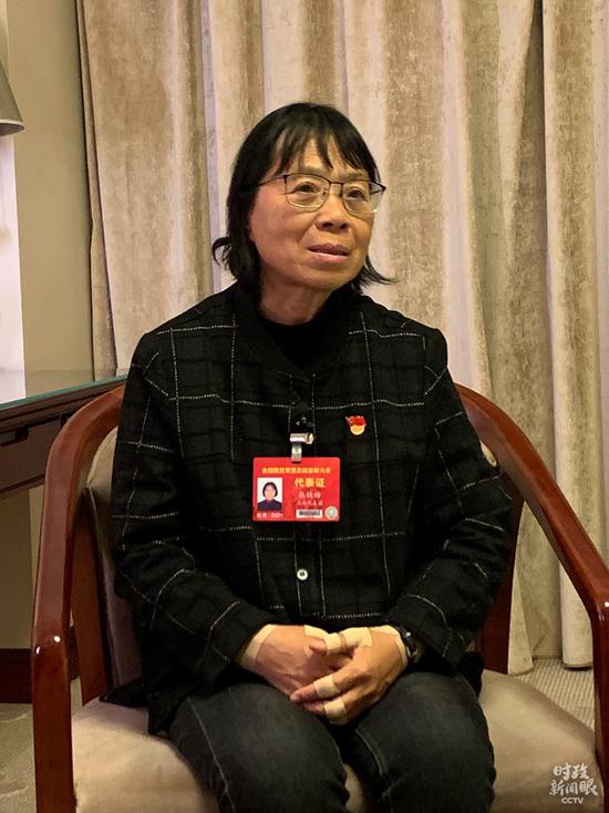 △2020年12月,张桂梅被授予“全国优秀共产党员”称号。(总台央视记者石丞拍摄)