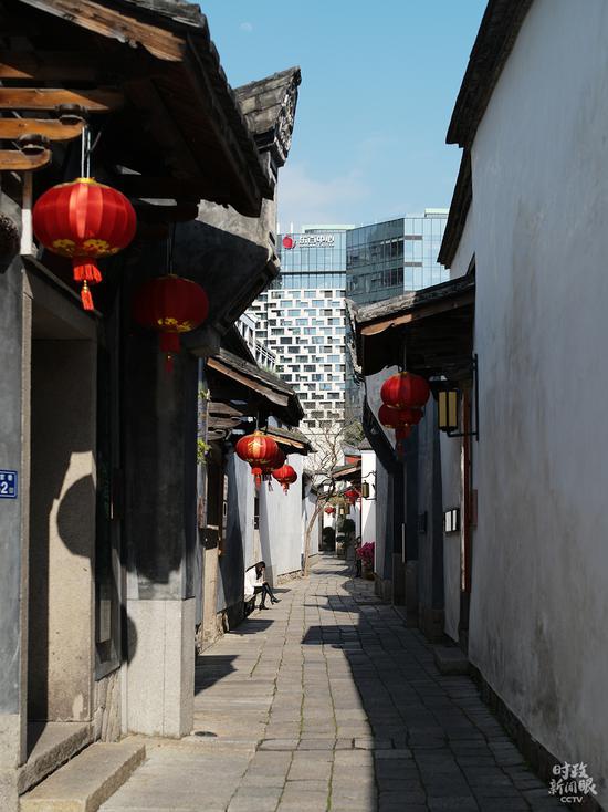 △走进郎官巷,可以看到街区外的高楼,新旧建筑风格交相辉映。(总台央视记者彭汉明拍摄)