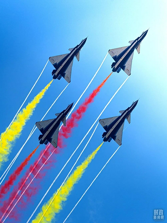 △11月11日是解放军空军成立日。这是今年珠海航展上“八一”表演队的飞机表演。（图/视觉中国）