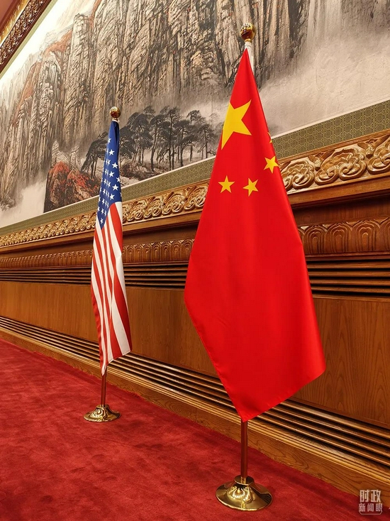 △视频会晤现场的两国国旗。(总台央视记者杨立峰拍摄)