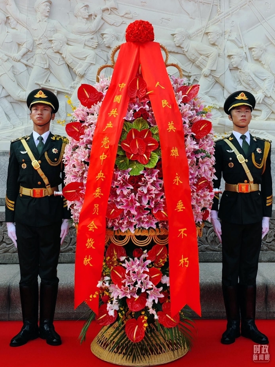 △当天,习近平为这个花篮整理缎带。(总台央视记者胡玮拍摄)