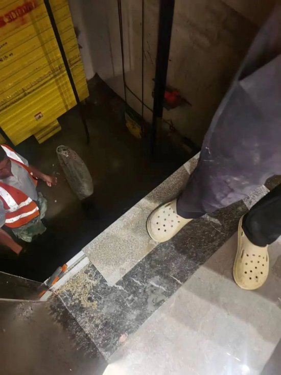  電梯井內遭遇進水。受訪者供圖