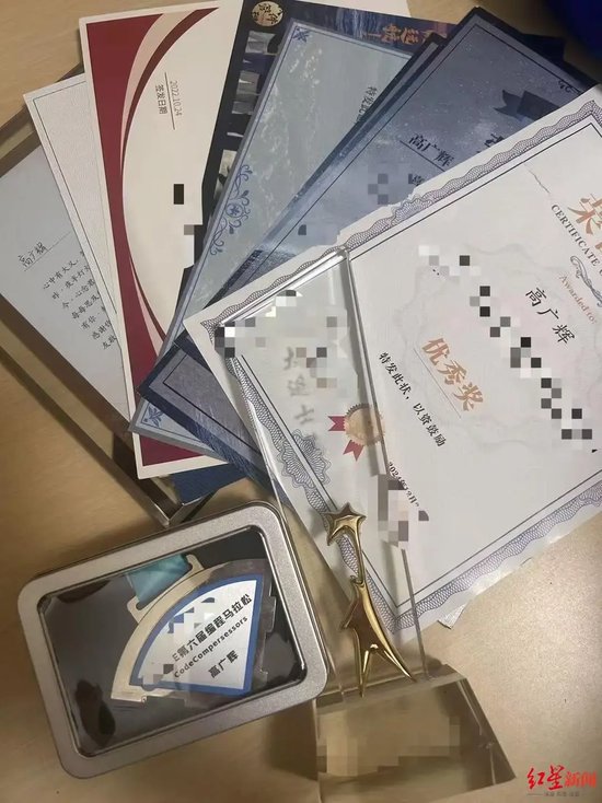 ▲高廣輝的獎盃、獎牌、獎狀