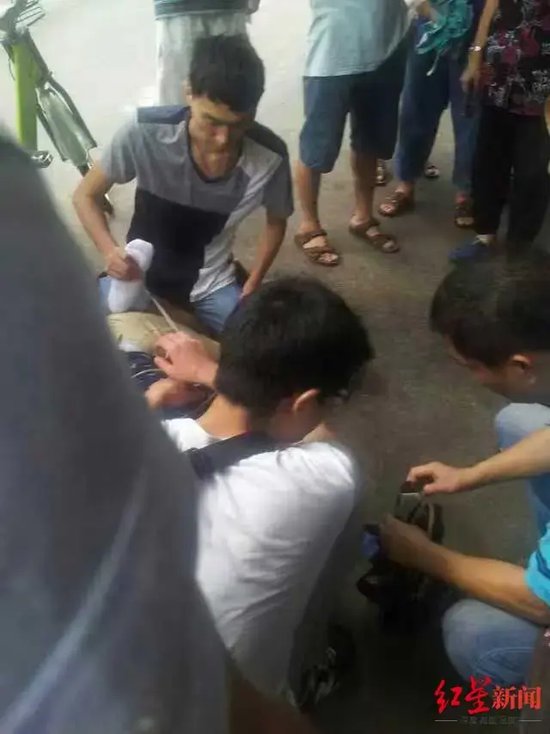 ▲高廣輝幫忙摁住小偷照片 受訪者供圖