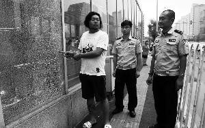 两北京男子为求刺激 半夜打碎20多扇地铁玻璃被拘