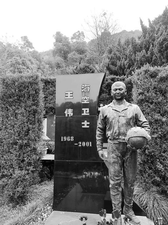 从未忘却！英雄王伟墓前有人送来歼20模型 19年来鲜花不断