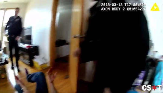  遭到幾次槍擊之後，陳文明痛苦倒地，隨後被送往醫院。（警方視頻截圖）