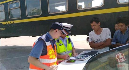 交警傻了眼！火车开上高速 欲到北京去“当”餐厅