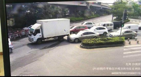 警方提供的交通事故现场视频。 视频截图