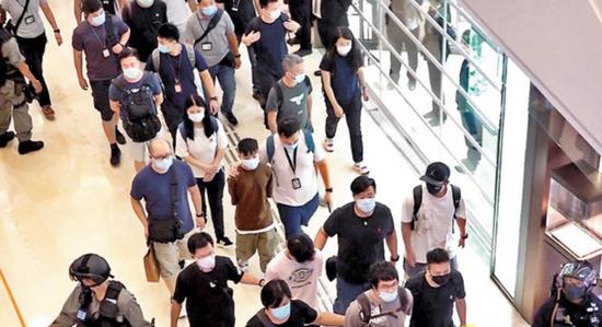警方日前在元朗阛阓的驱散举措中,发明一名年仅12岁的“儿童记者”。 图源:香港文报告