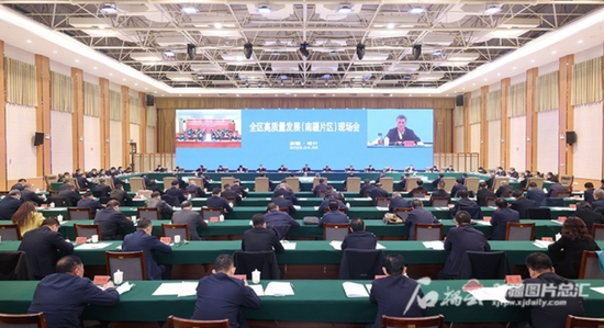 怎么让三色灯默认白光