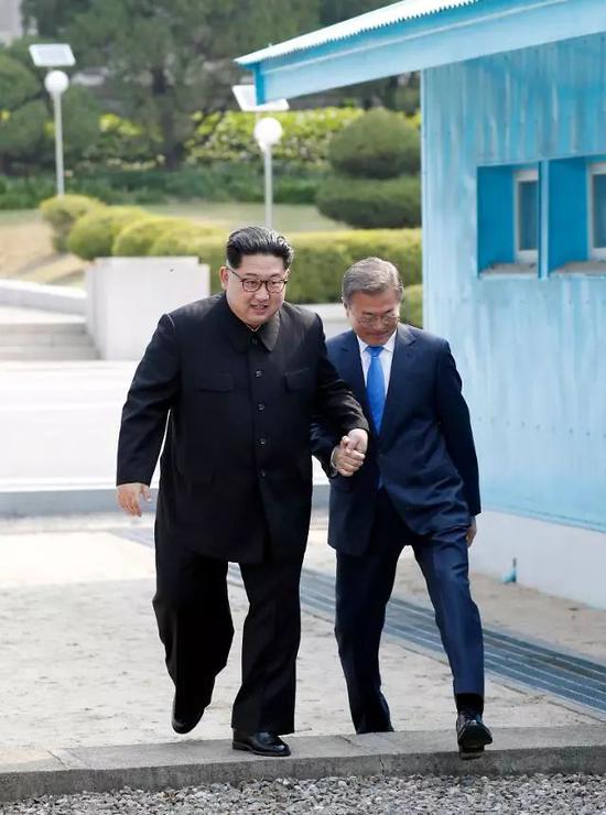 4月27日,金正恩和文在寅举行首次会晤