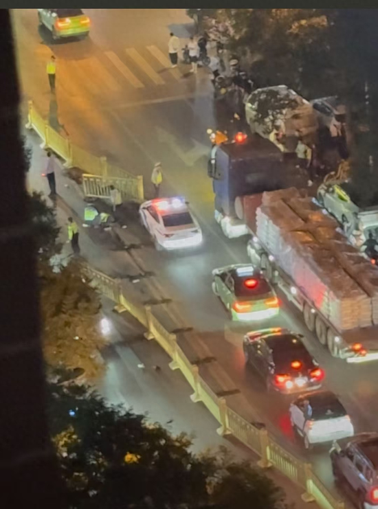 商务奔驰车深夜遇查酒驾强闯卡，撞伤交警及路人，医院：交警多发骨折头部有伤正手术