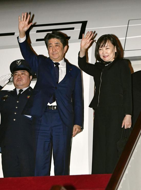 安倍和夫人昭惠踏上归国旅途(共同社)