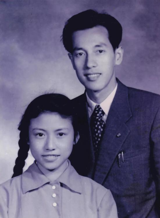 黄旭华及其夫人在上海合影（1956年4月29日）