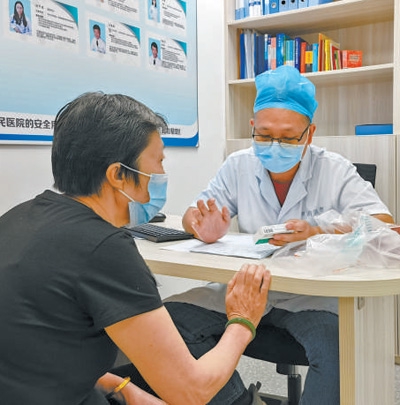在广东省深圳市罗湖区翠竹街道社康中心药师门诊，一名慢性病患者正在向药师咨询有关用药事宜。本报记者 程远州摄 