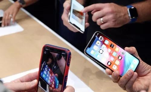 9月12日，在美国加利福尼亚州丘珀蒂诺市举行的苹果新品发布会后，人们体验手机。（新华社记者吴晓凌摄）