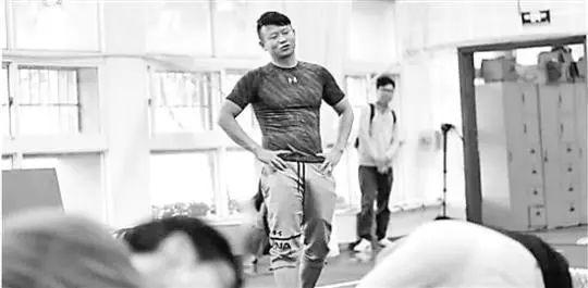 朱晓龙老师正在给学生上课 图:钱江晚报