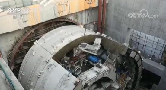 经过长时间的苦思冥想，张伯阳提出了一个大胆的建议。