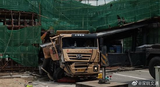 深圳一辆泥头车撞上施工桥梁 致部分钢筋笼坍塌