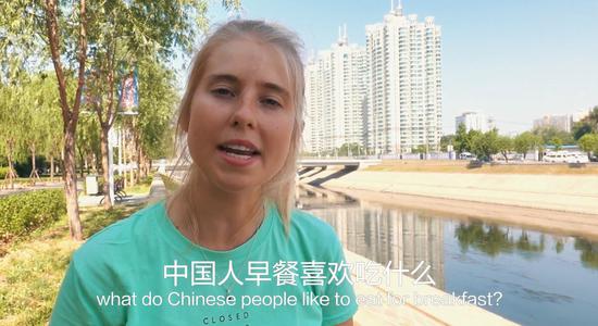 (澳洲金发妹子Amy,视频截图。)