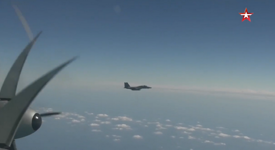 俄媒公布的日本空自F-15战机“伴飞”画面。图源:GJ
