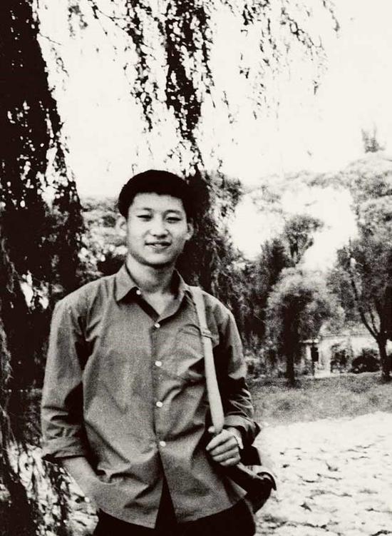 这是1972年，插队回京探亲时的习近平。来源：新华社
