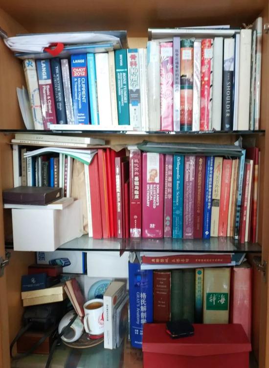 冯老家书房的书柜里,摆放着三层书,好几本都是厚厚的、全彩印刷的英文原版书。