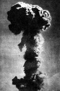 △原子弹爆炸后升起的蘑菇状烟云。（源/人民网）