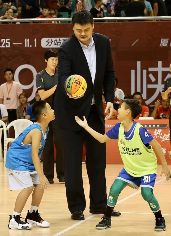 姚明为小篮球项目表演开球 中国日报记者 胡美东摄