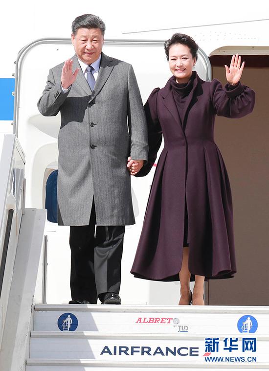 3月25日,国家主席习近平在巴黎爱丽舍宫同法国总统马克龙会谈。当日上午,习近平结束在尼斯的行程,乘专机离开尼斯赴巴黎,继续对法国进行国事访问。这是习近平和夫人彭丽媛抵达巴黎戴高乐机场。 新华社记者 丁林 摄
