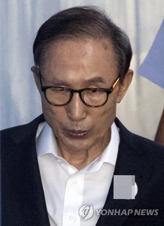 【蜗牛扑克】李明博出院3天又受审:面色憔悴 扶墙进法院(图)