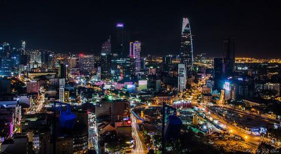 胡志明市夜景(图片来源:维基百科)