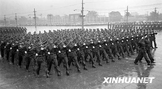 图为受检阅的中国人民解放军冒雨经过天安门广场。新华社记者 刘庆瑞 摄