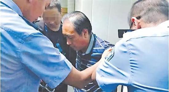 (图为高承勇被捕现场。图源:《检察日报》)