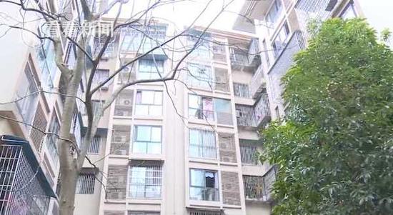 几十张百元大钞漫天飞舞 熊孩子狂撒8000元现金