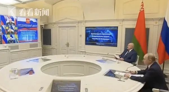 2月19日，普京和白俄罗斯总统卢卡申科共同观看俄战略演习  图：看看新闻截屏