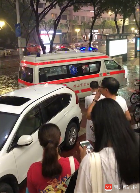 imagefile 事发地点位于佛山禅城区汾江中路花园购物广场正门公交站。