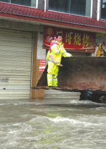 成都协警休假回乡遇洪水 蹚水14小时救出20余人