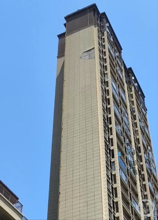 高樓外牆脫落,該圖片拍攝於8月7日。 受訪者供圖