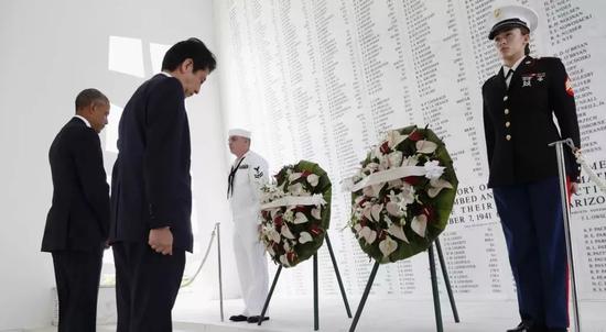 ▲资料图片:2016年,时任美国总统奥巴马和日本首相安倍在美国夏威夷珍珠港的“亚利桑那”号战列舰纪念馆献花圈。(美联社)