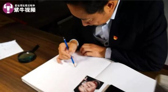 百利宫国际信誉,狗狗直挺挺躺在花盆里,路人都以为狗狗出事了,主人却笑喷