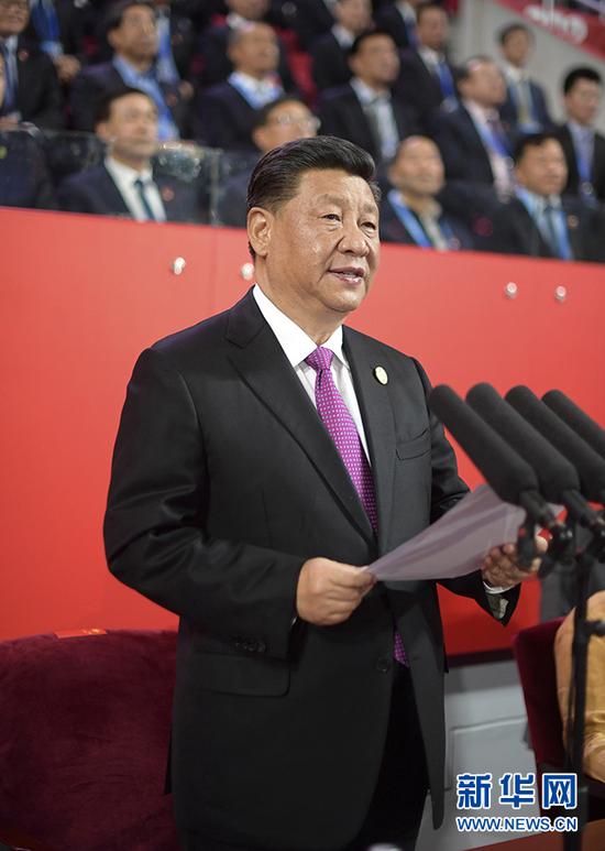 5月15日晚,国家主席习近平和夫人彭丽媛在北京国家体育场同出席亚洲文明对话大会的外方领导人夫妇共同出席亚洲文化嘉年华活动。这是习近平发表致辞。 新华社记者 李学仁 摄
