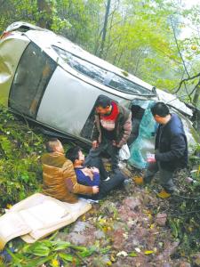 当地乡亲在距离公路百米的悬崖,找到马佳和吴晓东。