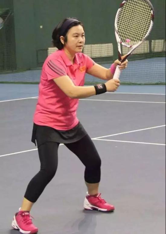 华春莹打网球