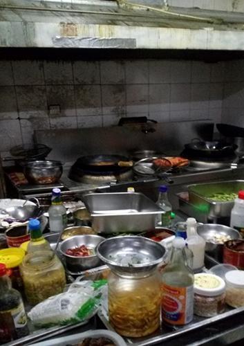 食药监局查处的“黑外卖”后厨。图片来自北京市食药监局
