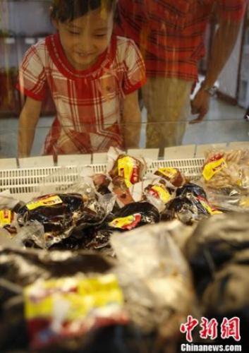 资料图:立秋“贴秋膘”,顾客在购买熟肉制品。中新社发 刘关关 摄